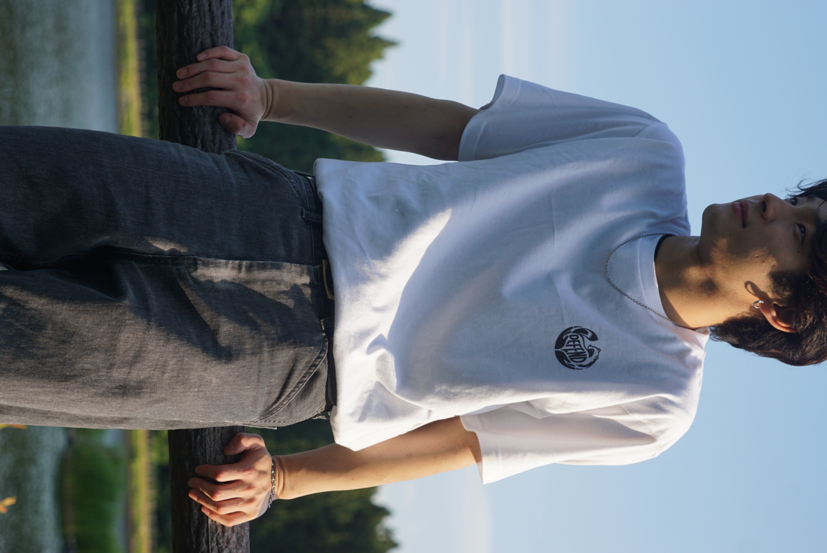 DEFEND LOGO TEE 着用写真 3